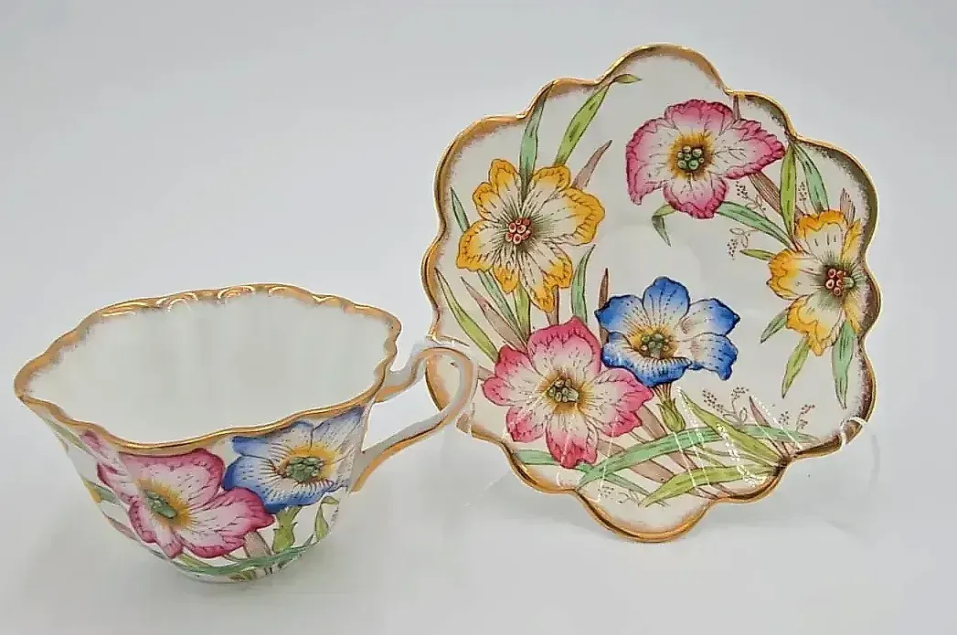 Vintage Rosina Bone China England Floral Scalloped Tea Cup & Saucer Gold Trim