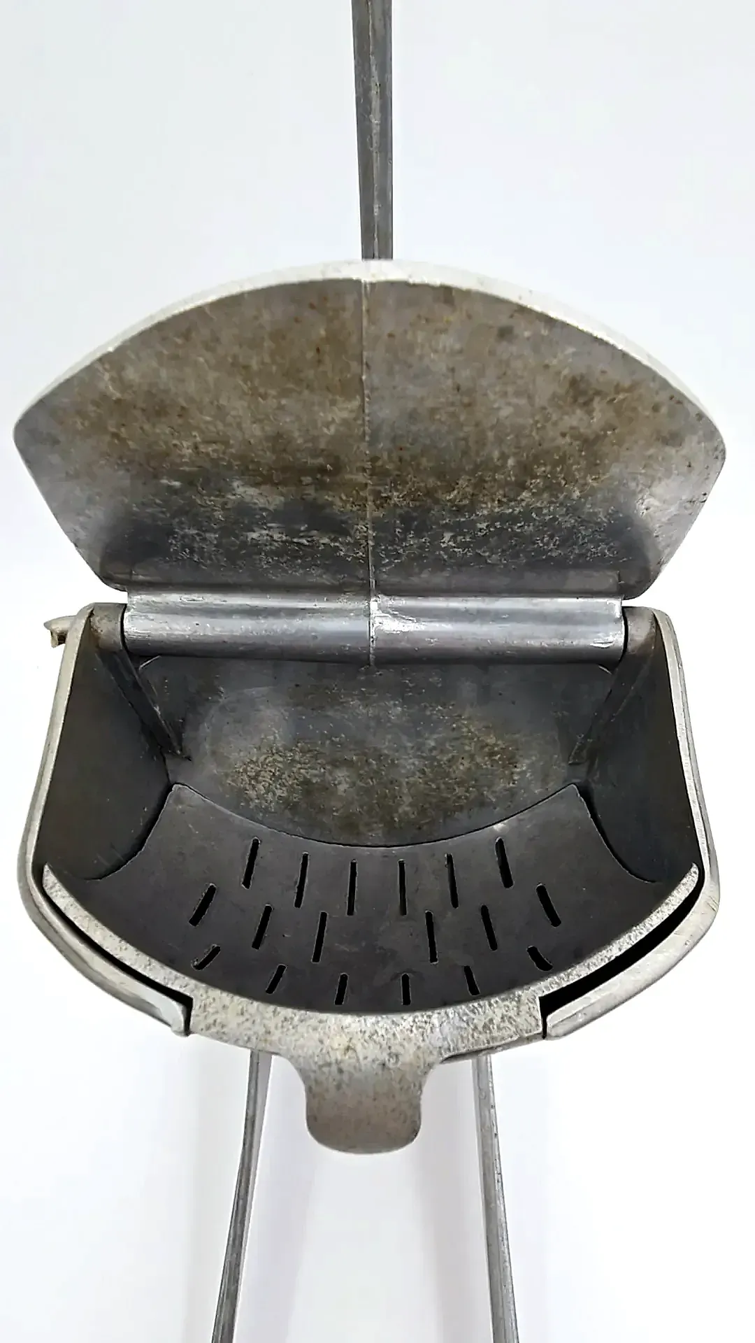 Vintage Wear-Ever Cast Aluminum Citrus Juicer Press (1930s-1950s) — maker's mark
