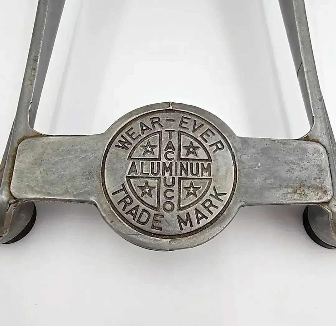 Vintage Wear-Ever Cast Aluminum Citrus Juicer Press (1930s-1950s) — detail
