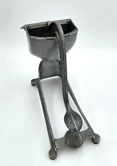 Vintage Wear-Ever Cast Aluminum Citrus Juicer Press (1930s-1950s)