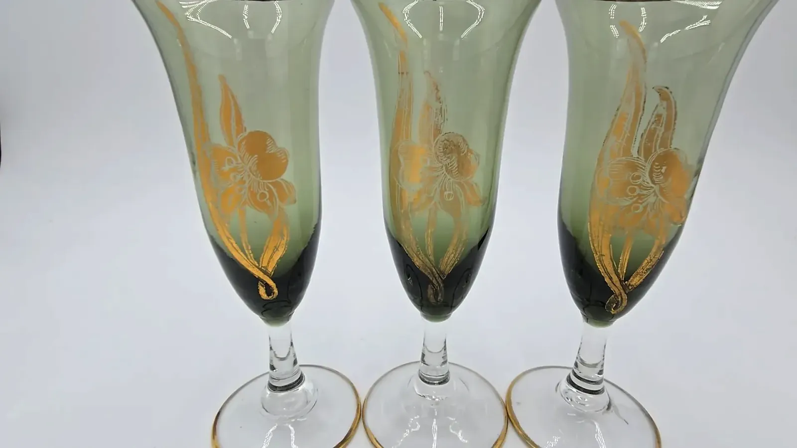 Vintage Bohemian Italian Green Glass Gold Orchid Flute Cordial Glasses Set of 3 — detail