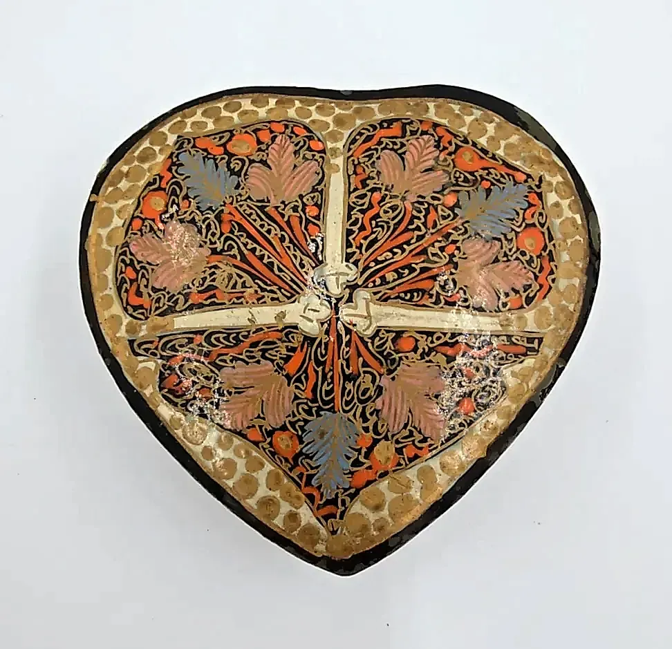 Vintage Kashmiri Papier Mache Heart Trinket Box Hand Painted India Floral Gold — detail