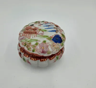 Vintage Japanese Porcelain Trinket Box Shell Shape Hand Painted Floral Pagoda