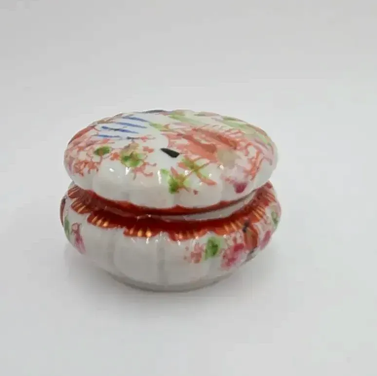 Vintage Japanese Porcelain Trinket Box Shell Shape Hand Painted Floral Pagoda