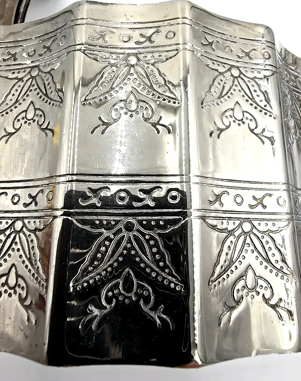 Vintage 1991 Godinger Silver Plated Jewelry Trinket Box Red Velvet Lined Lid — detail