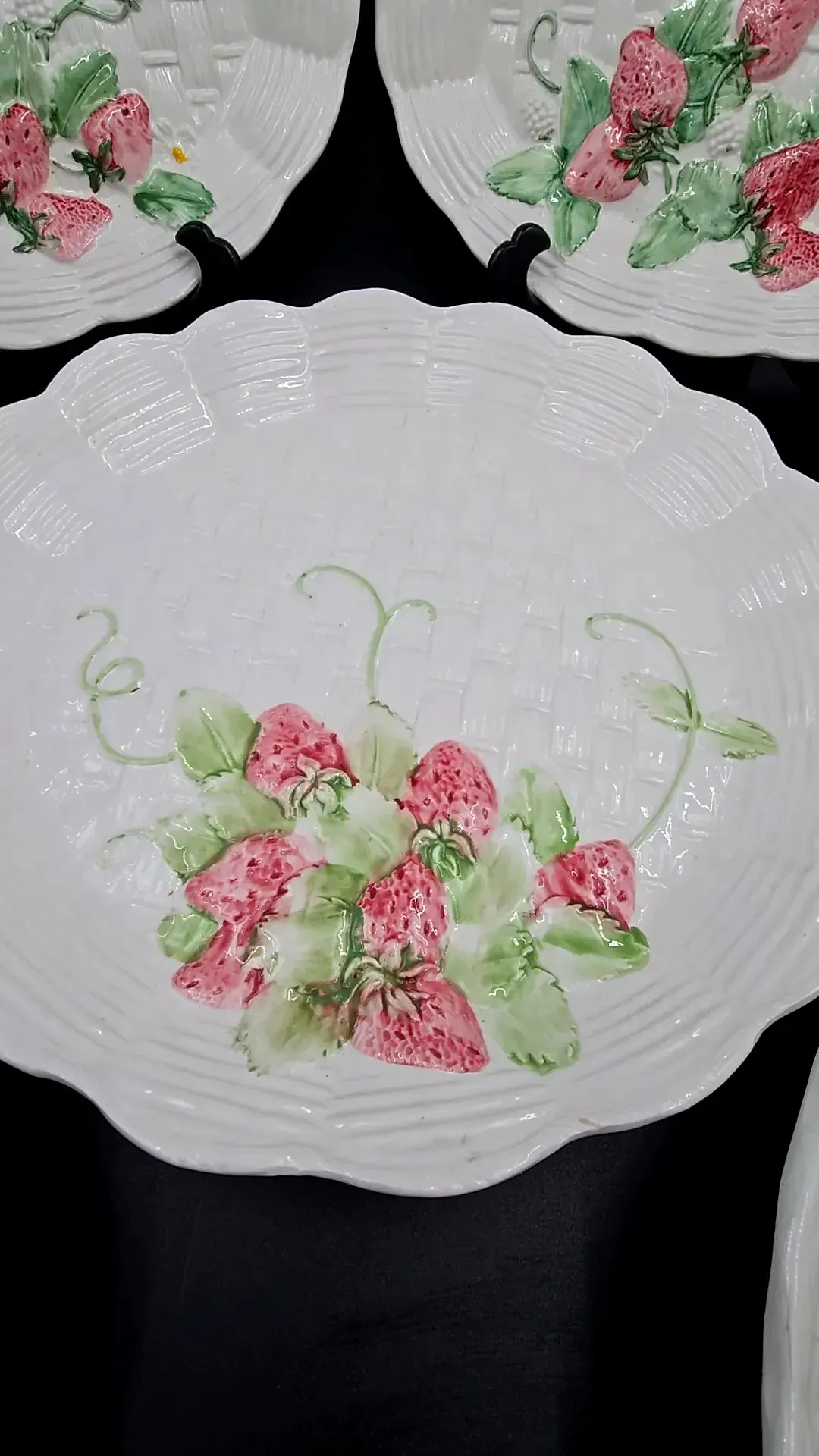 Vintage Zeta Bassano Italy Strawberry Majolica Ceramic Basket Set — detail