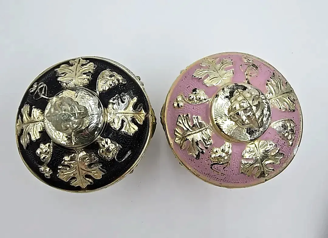 Pair of Vintage Mid-Century Hollywood Regency Footed Lidded Trinket Boxes — detail