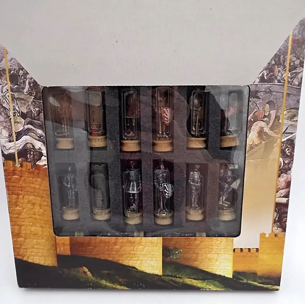 The Chessman 7305 Medieval Knight Chess Pieces Set COMPLETE 32 Resin Figurine — side view