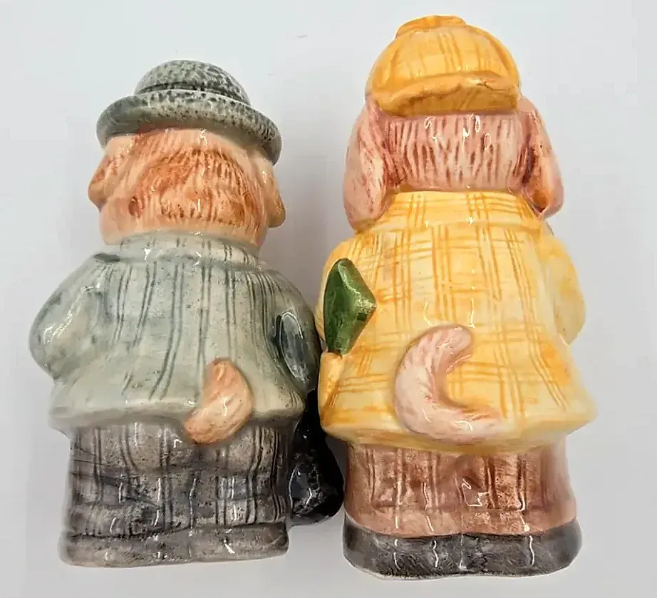 Vintage Omnibus OCI Sherlock Hound Dog Salt Pepper Shaker Set Sri Lanka Vtg — detail