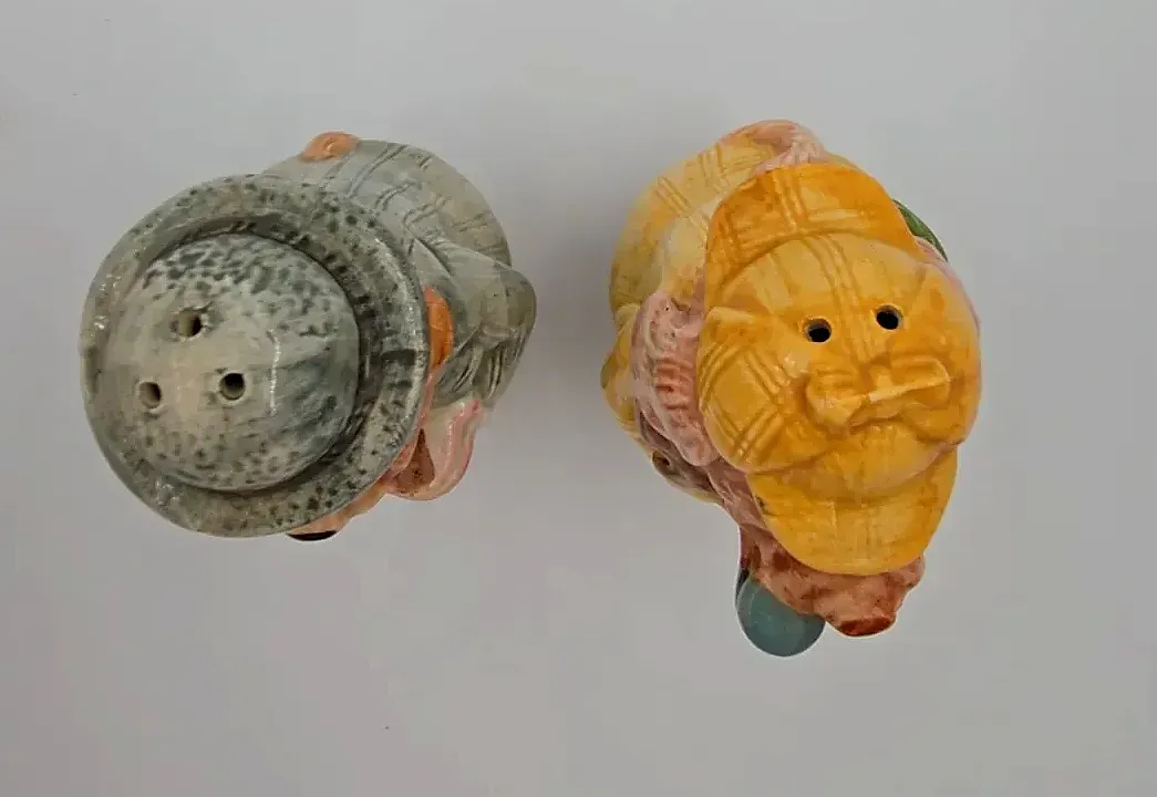 Vintage Omnibus OCI Sherlock Hound Dog Salt Pepper Shaker Set Sri Lanka Vtg — side view