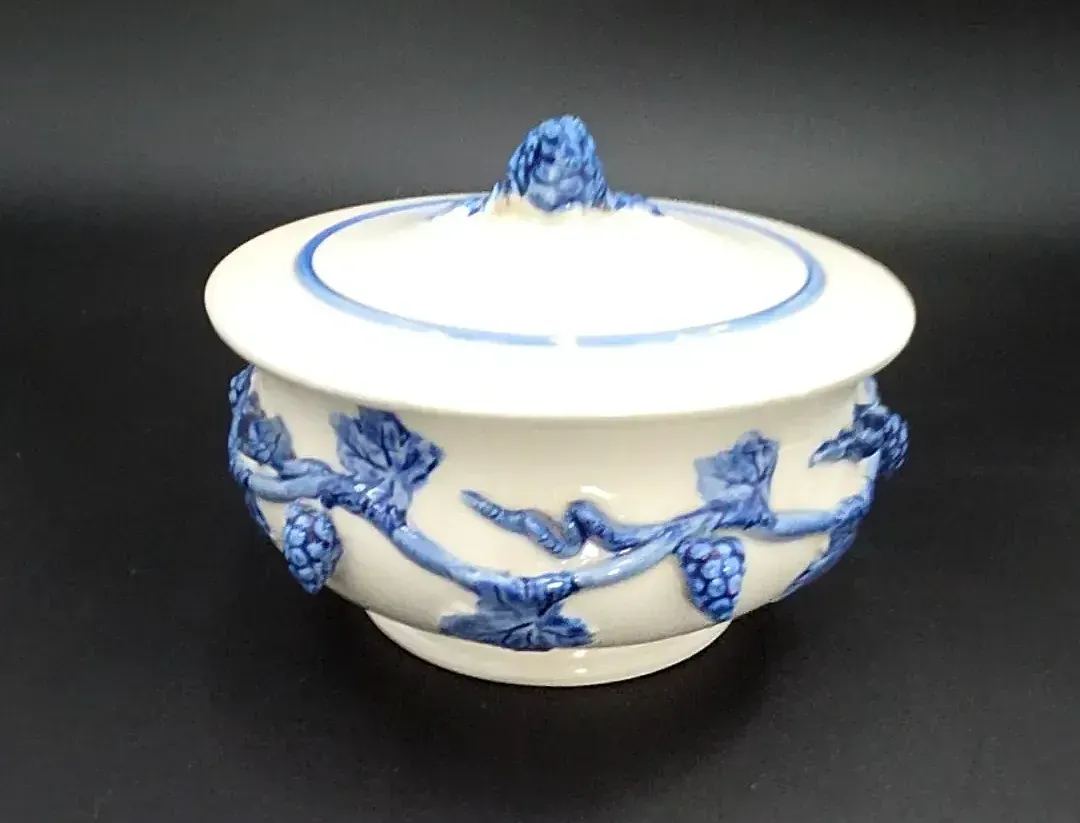 Vtgt Japanese Blue White Porcelain Covered Trinket Dish Raised Grape Relief 3D — detail