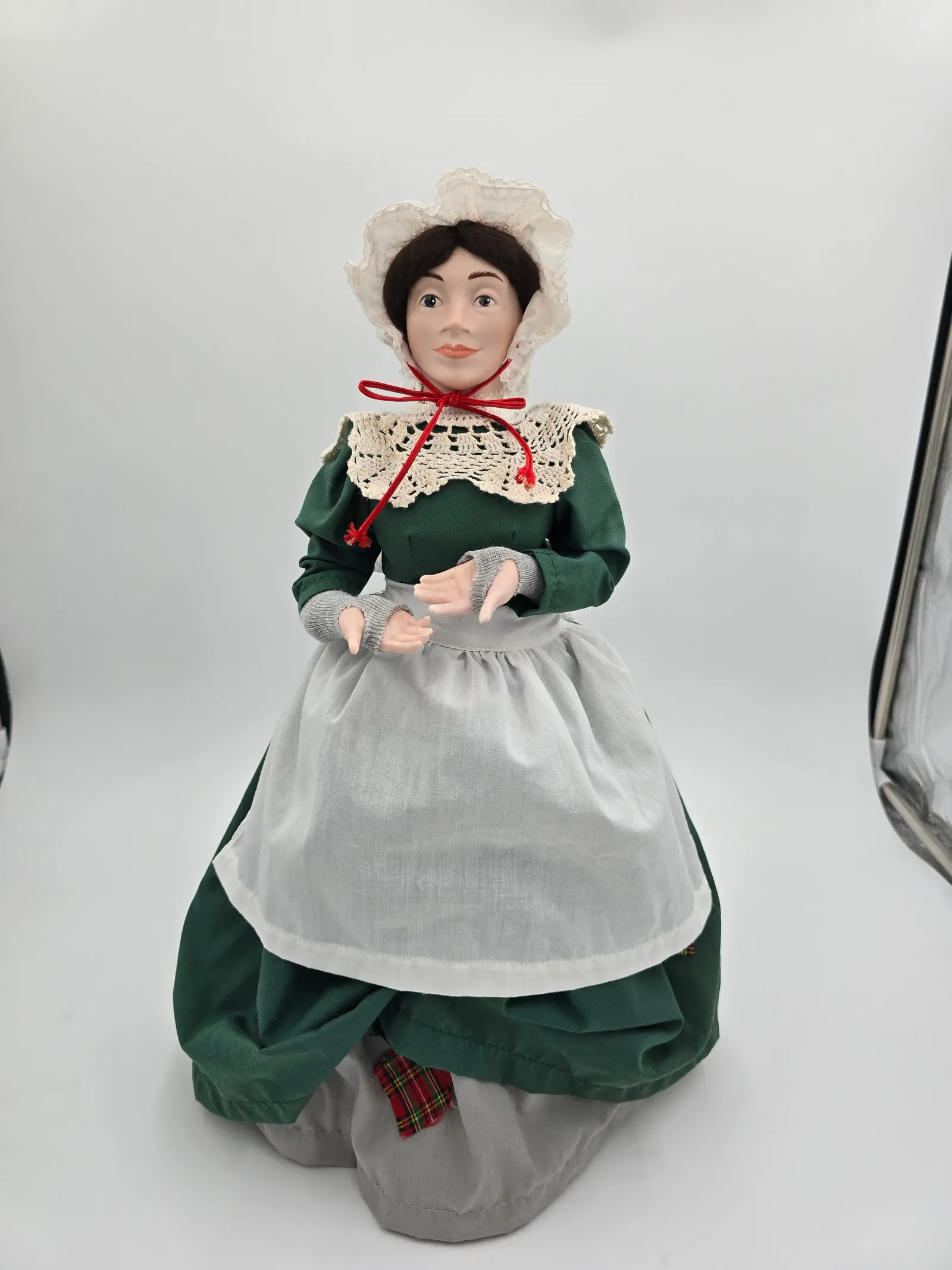 Dept 56 Heritage Village Mrs Cratchit Porcelain Caroler Doll Dickens Stand
