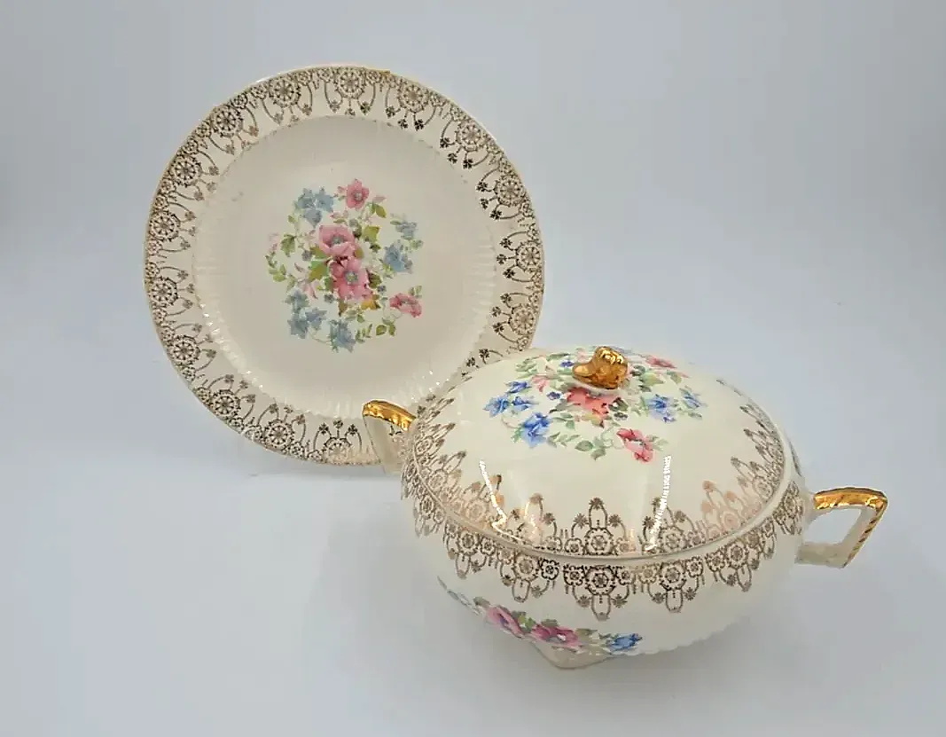 Vintage Royal China Inc 22K Gold Covered Casserole Dish w/ Underplate Platter — maker's mark