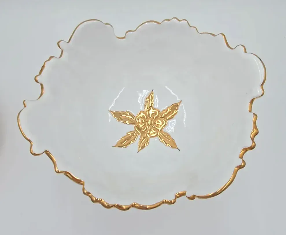 Vintage White Gold Leaf Italian Porcelain Pedestal Centerpiece Bowl Set — detail